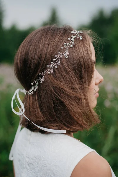 Νύφη με απλό χτένισμα διακοσμημένο από αξεσουάρ μαλλιών — Φωτογραφία Αρχείου