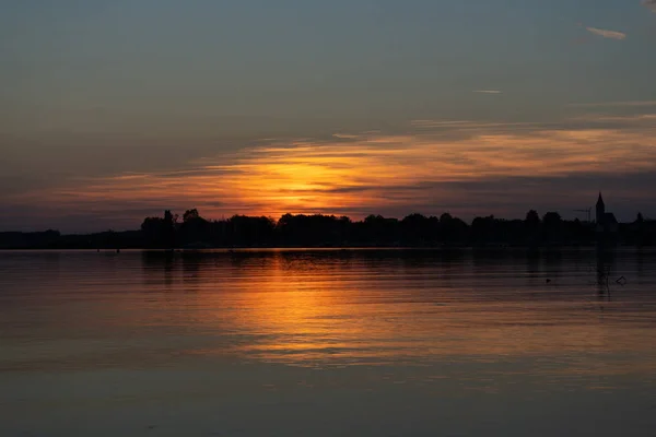 Vista idilliaca del lago durante il tramonto — Foto Stock