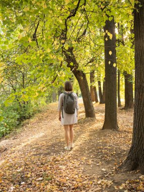 sonbahar Park'ta güzel bir kadın