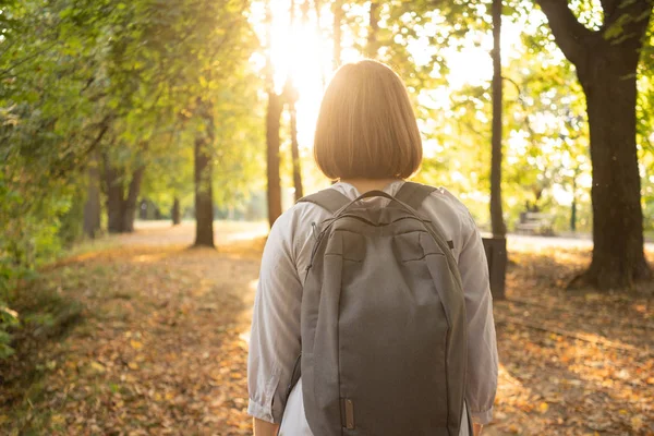 Mujer bonita caminando en el parque de otoño —  Fotos de Stock