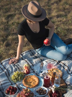 Güneşli sonbahar alanında piknik keyfi Pretty genç kadın