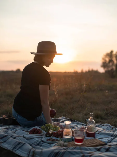 Pretty young woman enjoying picnic in autumn field — Stock Photo, Image