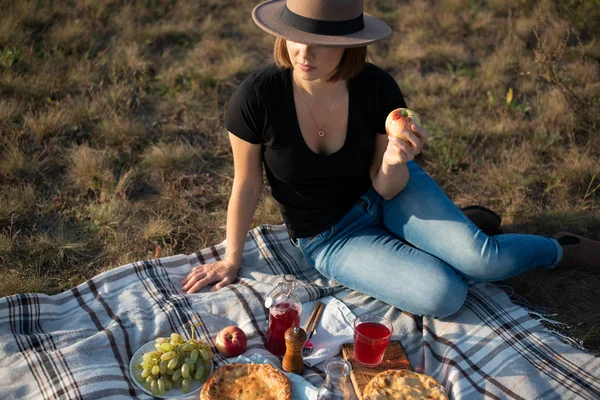 Hezká mladá žena, která si užívala piknik na slunném podzim — Stock fotografie