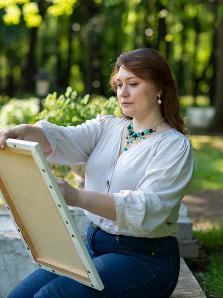 Female Artist Painting Canvas Park Sunny Day — Stock Photo, Image