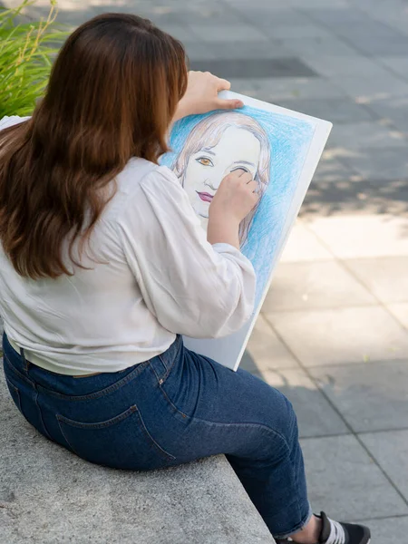 Female Artist Drawing Portrait Pastel Sitting Outdoors — Stock Photo, Image