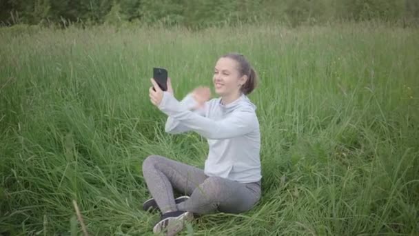 Frau Sportbekleidung Benutzt Smartphone Während Sie Sich Nach Dem Training — Stockvideo