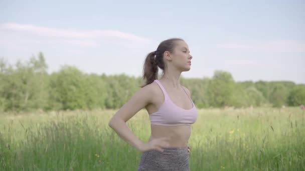 Jonge Vrouw Warmt Voor Training Sportieve Vrouw Die Het Veld — Stockvideo