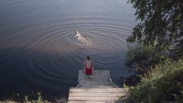Zwei Freundinnen Schwimmen Bei Sonnigem Tag Fluss — Stockvideo