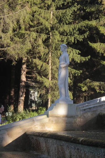 Goldsonnenskulptur Statuarische Schönheit Schönheit Schönheit Park Parkland Größe Größe Majestät — Stockfoto