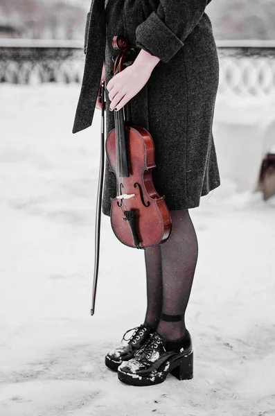 Violino Abaixado Para Chão Perto Das Pernas Menina Segura Violino — Fotografia de Stock