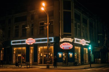 Güzel Cafe. Çok iyi sokak ışık. Bina sokak aydınlatma ile dekore edilmiştir. Cafe çekici görünüyor. Restoran Binası. 