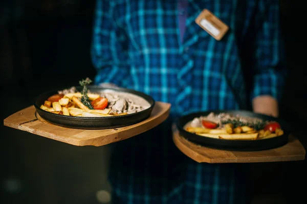 Σερβιτόρος Κατέχει Δύο Πλάκες Δείπνο Tertelok Πατάτες Και Κρέας — Φωτογραφία Αρχείου