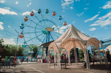 Lunapark. Dönme dolap. Yaz manzarası. Çadır.