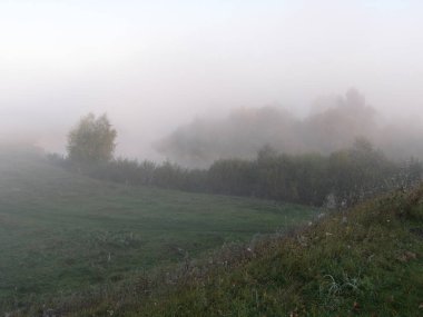  Sisli yaz sabahı Nehri üzerinde 