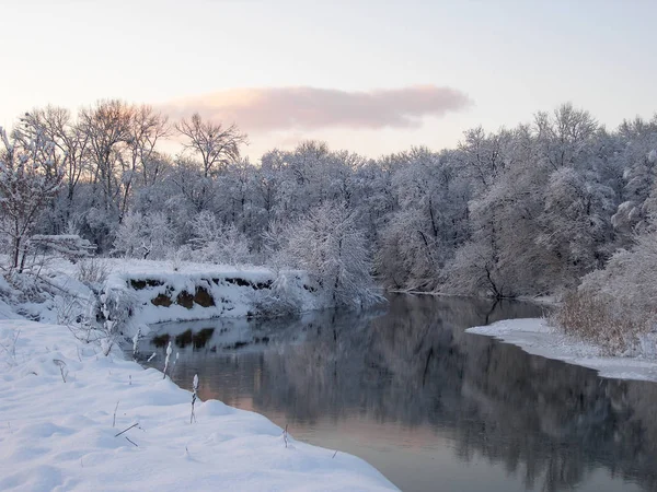 Wunderschöne Winterlandschaft Mit Kleinem Fluss Und Bäumen — Stockfoto