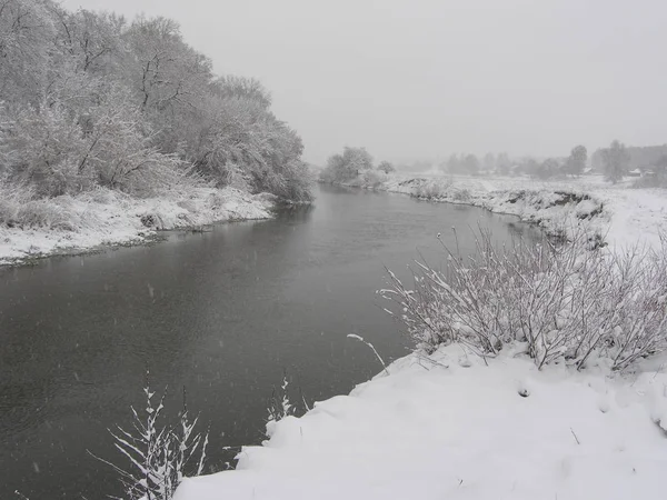 Wunderschöne Winterlandschaft Mit Kleinem Fluss Und Bäumen — Stockfoto