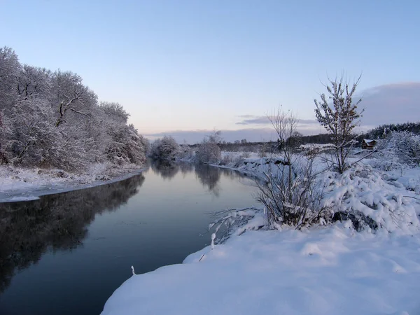 Bela Paisagem Inverno Com Pequeno Rio Árvores — Fotografia de Stock