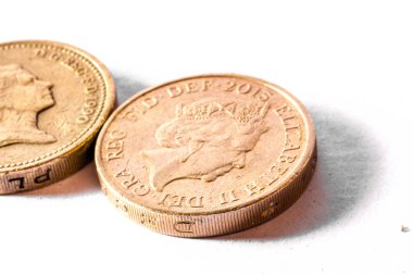 Beyaz arkaplanda izole edilmiş 1 pound para