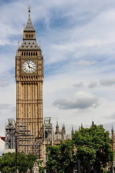 Big Ben Londynie Białym Tle Okresie Letnim — Zdjęcie stockowe