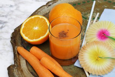 Vitaminler güler yüzlü, havuç ve portakal suyu