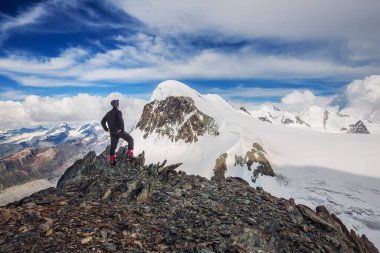 İsviçre Alplerinde Breithorn Mounitan. Klein Matterhorn 'daki turist Breithorn' a bakıyor. Açık hava ve macera fotoğrafçılık.