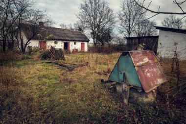 Köyde terk edilmiş eski bir ev. Kırsal kesimde kırsal kesimde ev yıkıldı.