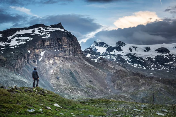 Turista Alpes Vale Klein Matterhornand Furggen Segundo Plano — Fotografia de Stock