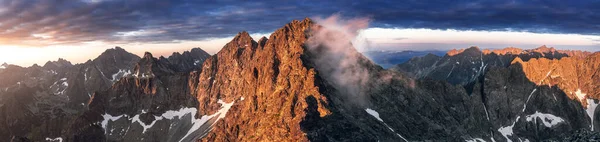 Panorama Das Montanhas Com Rysy Nas Montanhas Tatra Sol Ilumina — Fotografia de Stock