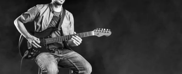 爵士音乐吉他手在电吉他上表演 男性吉他手演奏蓝调和爵士乐 黑白全景图像 — 图库照片