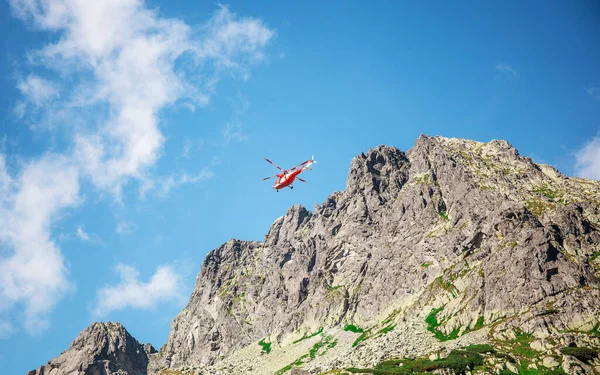 Літаючий Вертоліт Високих Горах Шукає Туристів Туристів Рятувальна Команда Допомагає — стокове фото