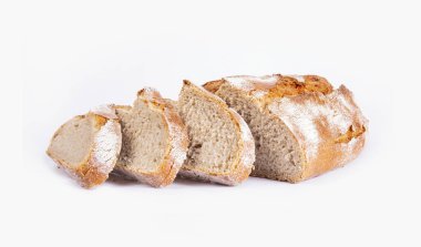 Beyaz arka planda izole edilmiş dilimlenmiş ekmek. Kırsal çıtır ekmek, lezzetli ve doğal..