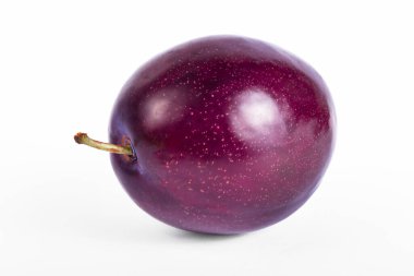 Erik, makro çekim yap. Oragnic tatlı erik taze ve lezzetli. Taze meyve. Beyaz arkaplanda izole.