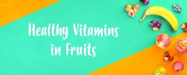 Vitamin geçmişi olan sağlıklı meyveler. Organik taze meyve pankartı. Elma, muz, portakal, erik, çilek. Sağlıklı beslenme. 3d oluşturma.