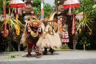 Bali - 14 Ekim 2010: Barong Dance. Yerel halk geleneksel performansını. Dans temelde Barong - sipariş ve Rangda - kaos ve yıkım, karşıt güçleri arasında bir yarışma olduğunu.