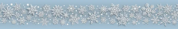 薄い青の背景に柔らかい影と紙の雪片のクリスマスのシームレスなバナー 水平的な繰り返しで — ストックベクタ