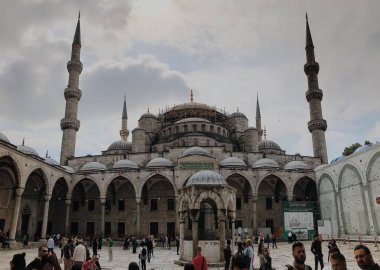 turistler, yürüyüş avlusu Sultanahmet Camii, Istanbul, Türkiye