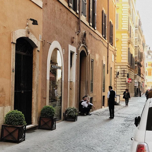Люди Идущие Узкой Улочке Возле Площади Испании Рим Италия — стоковое фото