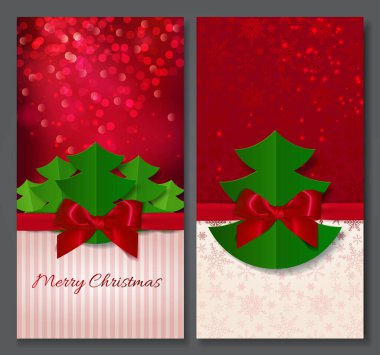 İki yaratıcı Noel kartı, davetiye, broşür. Kağıttan yapılmış Noel ağaçları. Mutlu Noeller ve mutlu yıllar. Bayram afişi. Vektör şablonu