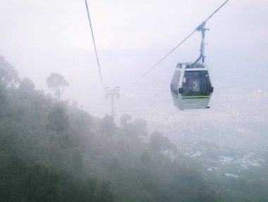 Medellin metrocable Kamara (teleferik) Arv parka gidiyor, kablo ve Kuleleri manzaralı bulutlu bir günde. (Dahil) toplu taşıma aracı. Medellin Kolombiya.