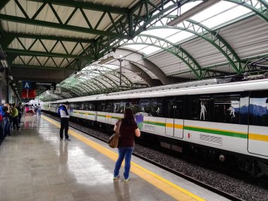 Medellin, Antioquia, Colombia; 06/26/2017: Metro de Medelln (Kolombiya) Tren varış için bekleyen insanlarla Universidad istasyonu platformu. Ayrıntı metro ve vagonlar.