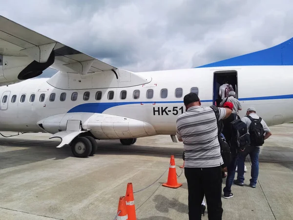 Apartado Antioquia Colômbia 2017 Grupo Pessoas Que Embarcam Pequeno Avião — Fotografia de Stock