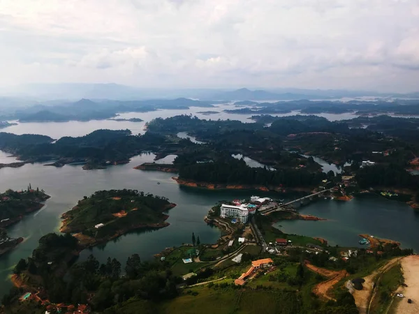 Bitki örtüsü ve orman ve turistik köyler ile çok yoğun Hills bir baraj oluşturduğu göller kümesi