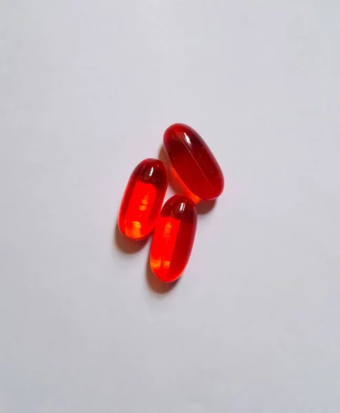 Trzy Kapsułki Czerwony Płynny Żel Jako Lek Leczenia Chorób — Zdjęcie stockowe