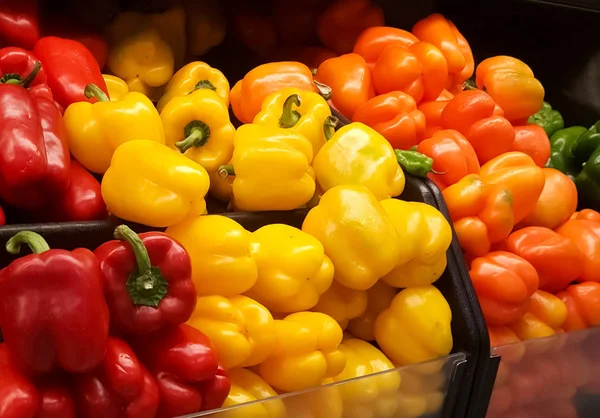 슈퍼마켓에서 오렌지 색상의 야채가 게에서 사용할 준비가 — 스톡 사진