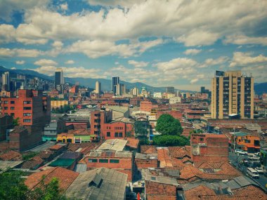 Güzel panoramik Medellin (Kolombiya) renkli binalar ve bulutlu gökyüzü ile şehir merkezine