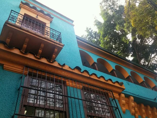 Niebieski Pomarańczowy Dom Tradycyjnych Kolonialnych Detale Architektoniczne Balkony Łuki Drzewa — Zdjęcie stockowe