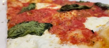 Pizza Margherita Close-up. Tipik Napoliten pizza mozzarella fior di latte peynir, ekmek, taze fesleğen, tuz ve ekstra sızma zeytinyağı ile. Italyan Mutfagi.