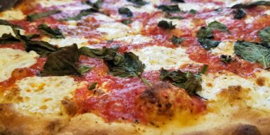 Pizza Margherita. Tipik İtalyan Napoliten pizza mozzarella peyniri, taze lezzetli fesleğen ve zeytin yağı ile