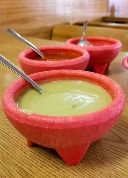 Guacamole Röd Sås Pico Gallo Molcajete Och Mexikanska Ros Rosa — Stockfoto