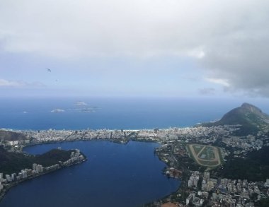 Ipanema ve Leblon Gölü Rodrigo de Freitas ve Atlantik Okyanusu içinde harika şehir, Rio de Janeiro (Brezilya) ile ünlü turistik plajlar arasında yer alan